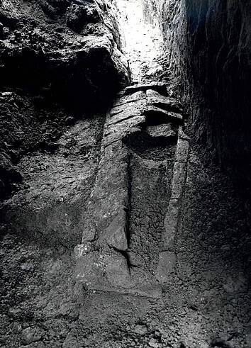 Deze tufstenen sarcofaag uit de 12e eeuw vonden archeologen in 1978. Er waren 2 mensen in begraven. 