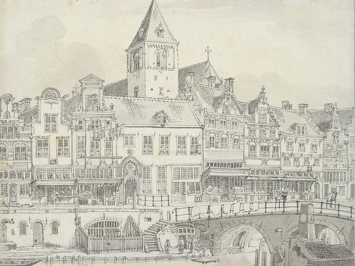 Op deze tekening van Jan de Beijer uit 1744 steekt de romaanse toren van het voormalige klooster nog boven de huizen aan de Oudegracht uit. In 1839 werd het bovenste deel van de toren gesloopt. (Het Utrechts Archief)