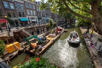 Oudegracht vanaf de Hamburgerbrug met werkzaamheden aan de werfmuur, 2021. (Frank Doves)