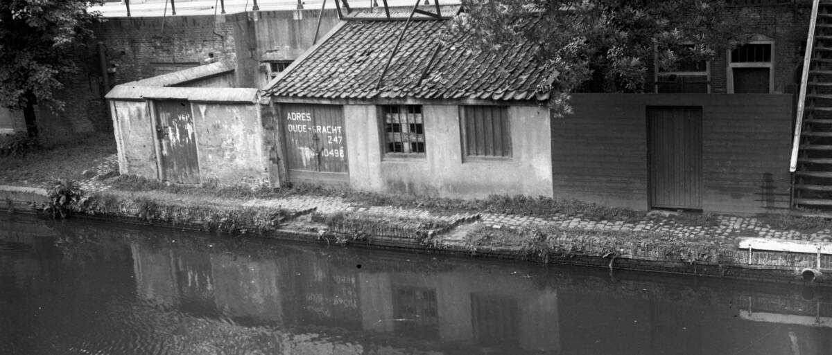 Bebouwing op de werf ter hoogte van Oudegracht 294 in 1947. (G.J. Lauwers, Het Utrechts Archief)