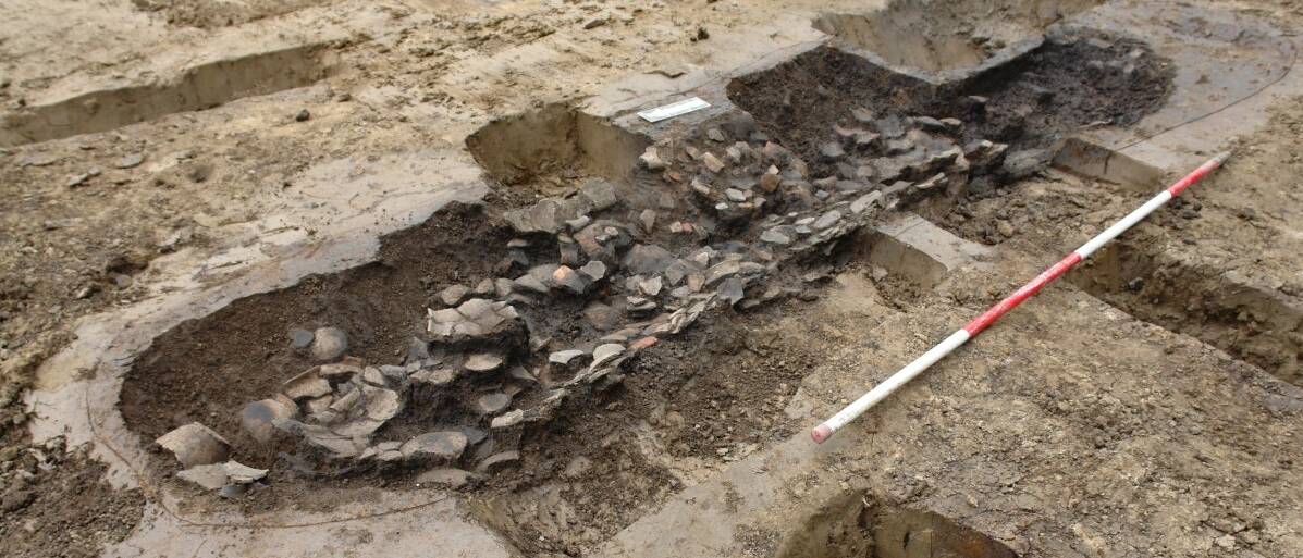 Archeologen vonden in Rijnvliet deze merkwaardige langwerpige kuil vol met aardewerkscherven.