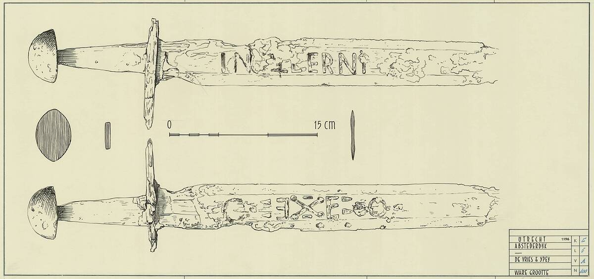 Tekening van een zwaard dat werd gevonden aan de Abstederdijk met de letters INGELERNI. Dit is misschien de naam van de maker. Het tweede zwaard is gevonden langs de Vecht bij Maarssen en dateert uit de 10e of 11e eeuw. 
