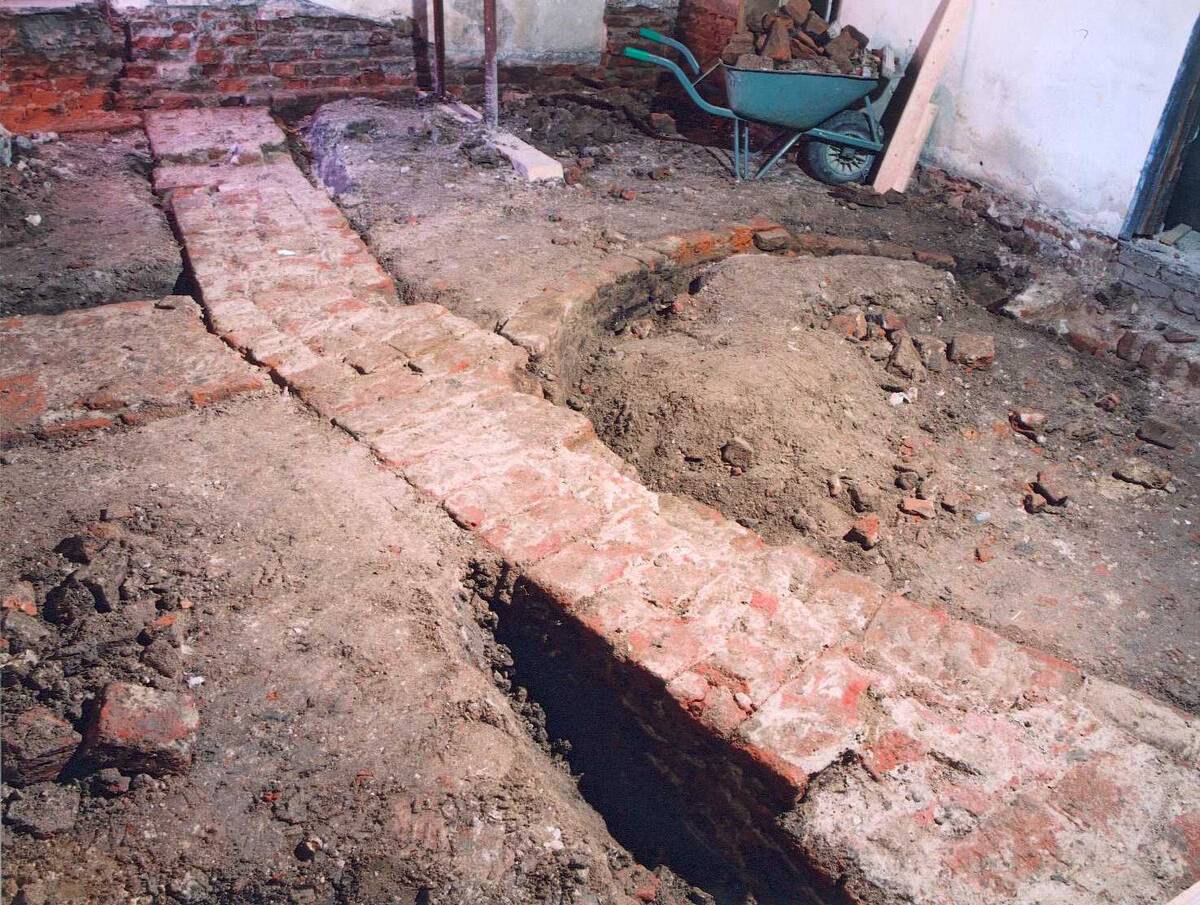 Delen van het fundament van de Driekoningenkapel aan de Brigittenstraat.