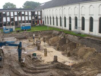 Foto van de opgraving op het terrein van de Letterenbibliotheek aan de Wittevrouwenstraat in 2007. 