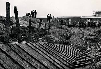 Open dag bij de opgraving van een 22 meter lange platbodem bij de Waterstraat in 1974. 