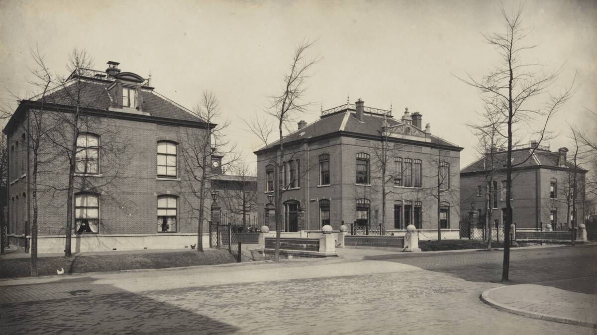 De 3 villa-achtige gebouwen. Daarachter de slachthuizen en andere ruimtes. Foto genomen tussen 1903 en 1907.