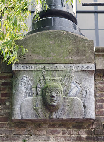 Lantaarnconsole 'De wethouder monumentenzorg' bij Oudegracht 215 door Theo van de Vathorst. Het is een portret van Jaap Zwart, wethouder tussen 1990 en 2000. (Foto Arjan den Boer)