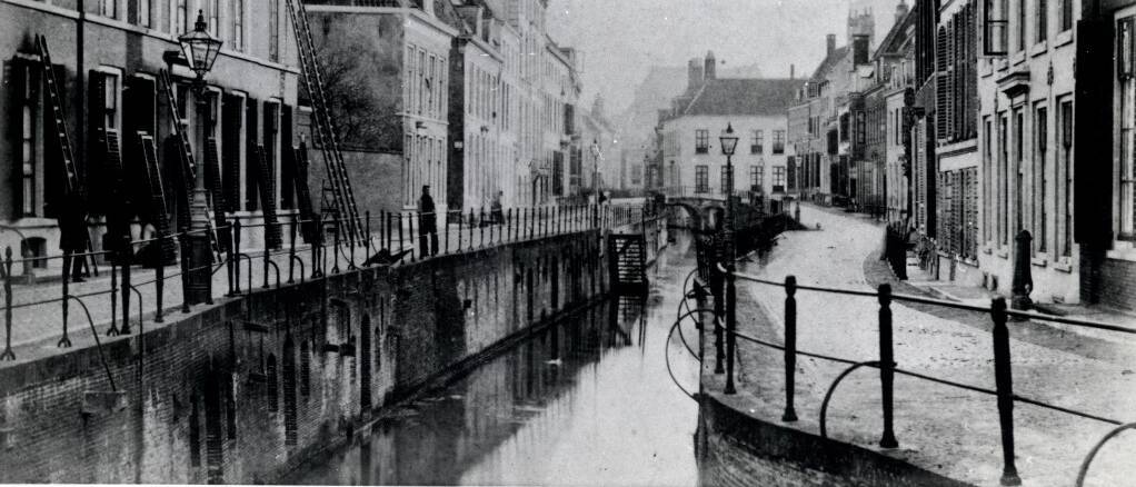 De Plompetorengracht is in 1393 gegraven. Na aanleg van de gracht kreeg het gebied eromheen een meer stedelijk karakter.