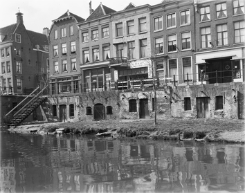 Werven en werfmuren in verval aan de Oudegracht nabij de Geertebrug, 1953. (Rijksdienst voor het Cultureel Erfgoed)
