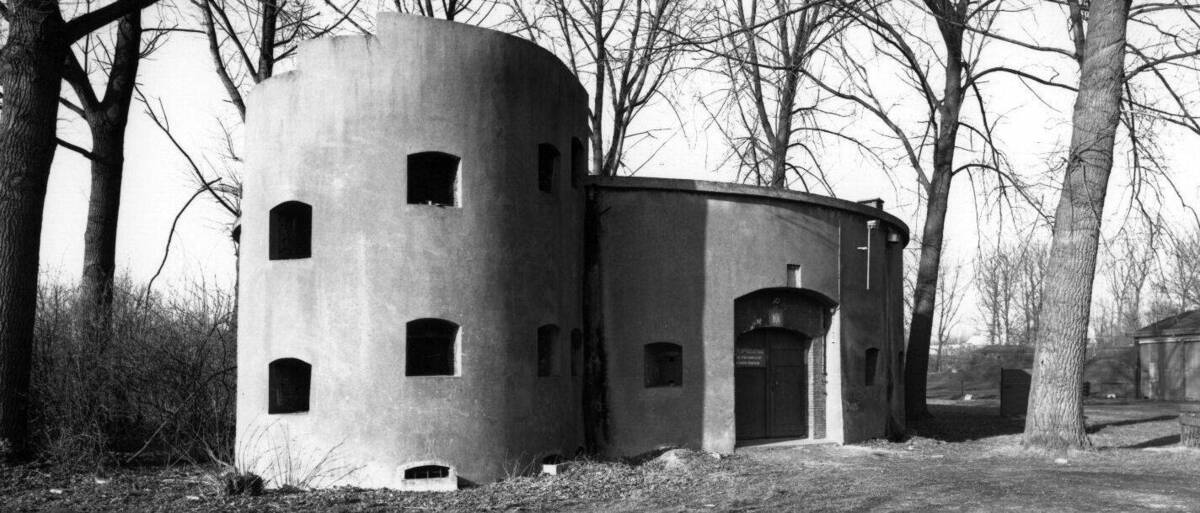 Gezicht op de bomvrije toren van het Fort aan de Klop in 1989. (collectie Het Utrechts Archief)