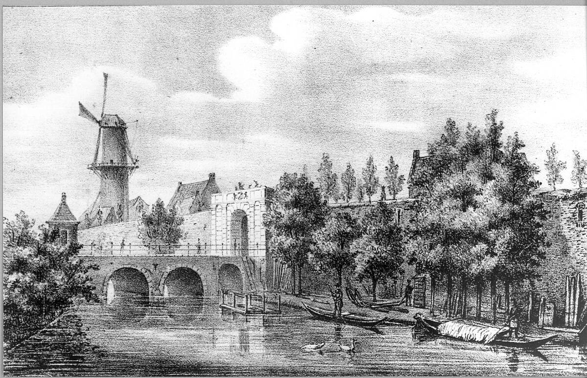 Om de Utrechtse stadsverdediging beter te wapenen tegen het kanonsvuur, verlaagden ze stadsmuur in de 16e eeuw en verstevigden ze hem aan de binnenzijde met een aarden wal. Ook bouwden ze een lagere, steviger Tolsteegpoort (collectie Het Utrechts Archief).