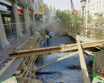 Aanbrengen van een waterdichte laag op de werfkeldergewelven bij Oudegracht 167 in 1992.