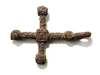 Klein gelijkbenig kruisje dat als sieraad was gedragen. Gevonden in één van de graven op het Janskerkhof.