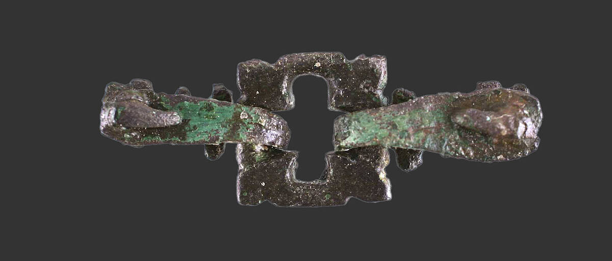 Een bronzen riemverdeler, een onderdeel van een paardentuig uit de 12e eeuw.