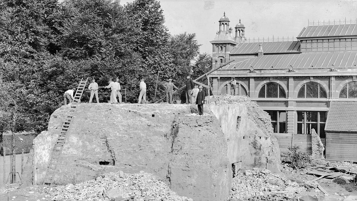 2 Sloop van de laatste bovengrondse resten van het Spanjaardsgat rond 1910. Op de achtergrond de Korenbeurs uit 1894. Collectie Het Utrechts Archief