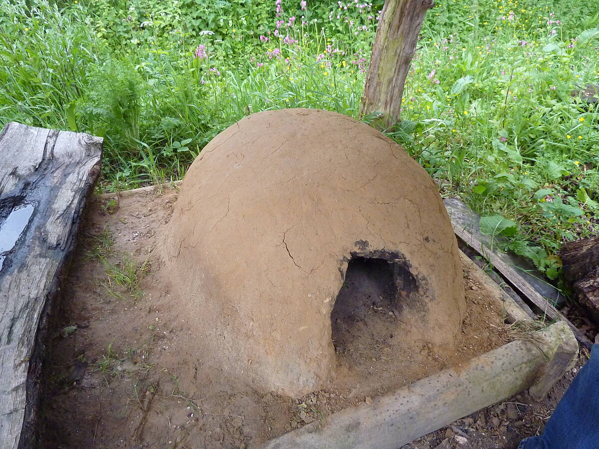 In dit soort koepelvormige ovens van leem werd brood gebakken. Deze oven staat op het erf van een gereconstrueerde boerderij in Amersfoort Schothorst.