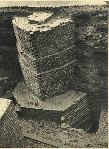 Met DOMunder zijn ook enkele pijlers van het in 1674 ingestorte schip van de Domtoren voor het publiek zichtbaar gemaakt. Deze foto is gemaakt tijdens archeologisch onderzoek in 1949.