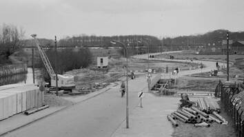 Oude zwart-wit foto uit 1962 met daarop werkzaamheden rondom het slopen van de brug en het dempen van de gracht