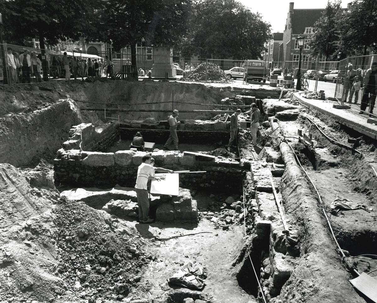 In 1993 onderzochten archeologen de resten van de vroegmiddeleeuwse Heilig Kruiskapel.  De kapel werd in 1826 gesloopt. Nog steeds is niet precies bekend wanneer hij gebouwd werd.