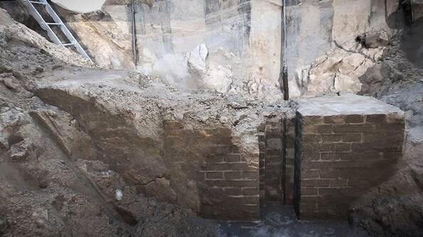 Een foto van de oude fundering: onder zitten oude bakstenen. Boven een laag modern beton.