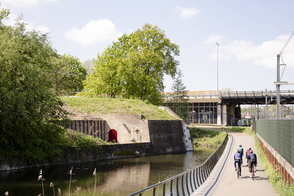 flankkazemat (foto vanaf zijkant) met viaduct en fietspad erop en fietsers