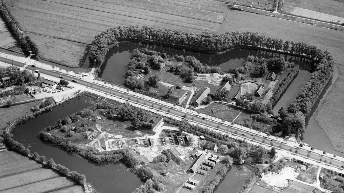 vergroot luchtfoto (zwartwit) waarop duidelijk te zien is hoe de biltsestraatweg precies door het midden van het fort loopt