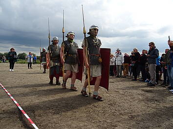 Romeinse soldaten die lopen over een weg