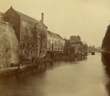 De koperpletterij en de gasfabriek van W.H. de Heus ingeklemd tussen de twee overgebleven westelijke hoektorens van Vredenburg, gezien vanaf de Catharijnebrug rond 1859. Collectie Het Utrechts Archief