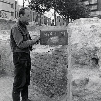 Stadsarcheoloog Tarq Hoekstra te midden van de kasteelmuren tijdens de opgraving in 1976. Collectie Het Utrechts Archief