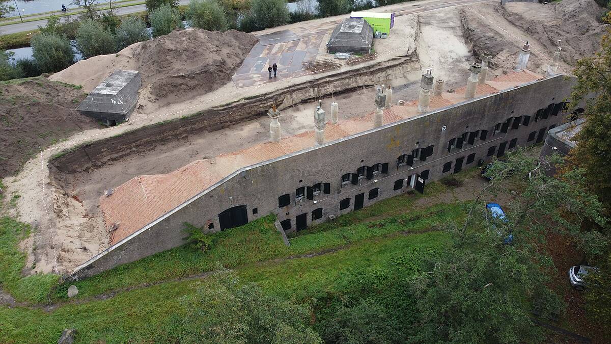 De aarden wal is afgegraven voor de restauratie en herontwikkeling van Fort de Gagel in 2022. 