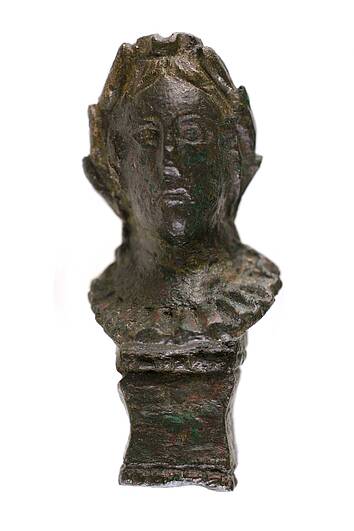 Bij een opgraving in 2006 werd een bronzen buste gevonden uit de Romeinse tijd.