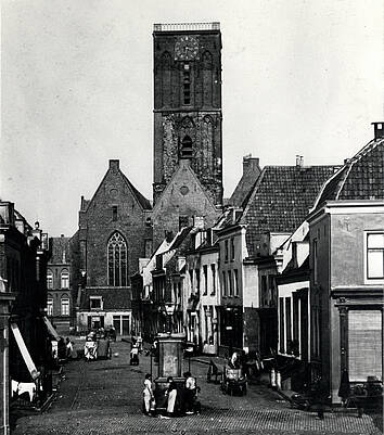 Straatbeeld van de Waterstraat en Jacobikerk aan het begin van de 20e eeuw.