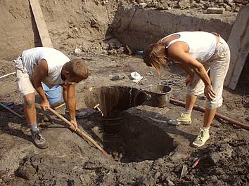 Archeologen onderzoeken een kuil op het onderzoeksterrein bij de Nieuwe Kamp in 2005.