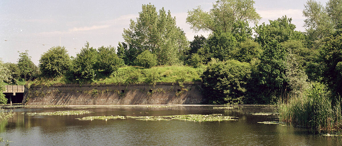 Gezicht op het verdedigingswerk fort Lunet 3 in 1991. (Collectie Het Utrechts Archief)