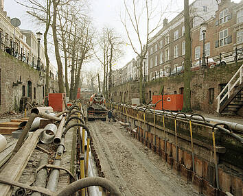 Aanleg riolering in de drooggelegde Nieuwegracht, 1987. (Het Utrechts Archief)