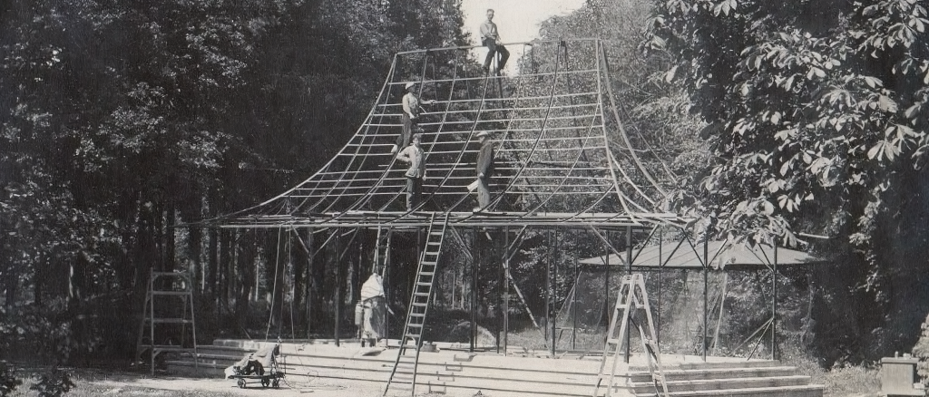 Bouw van de volière, het latere Tuynhuis, rond 1930. (Collectie Historische Vereniging Haarzuilens Vleuten De Meern en Leidsche Rijn)