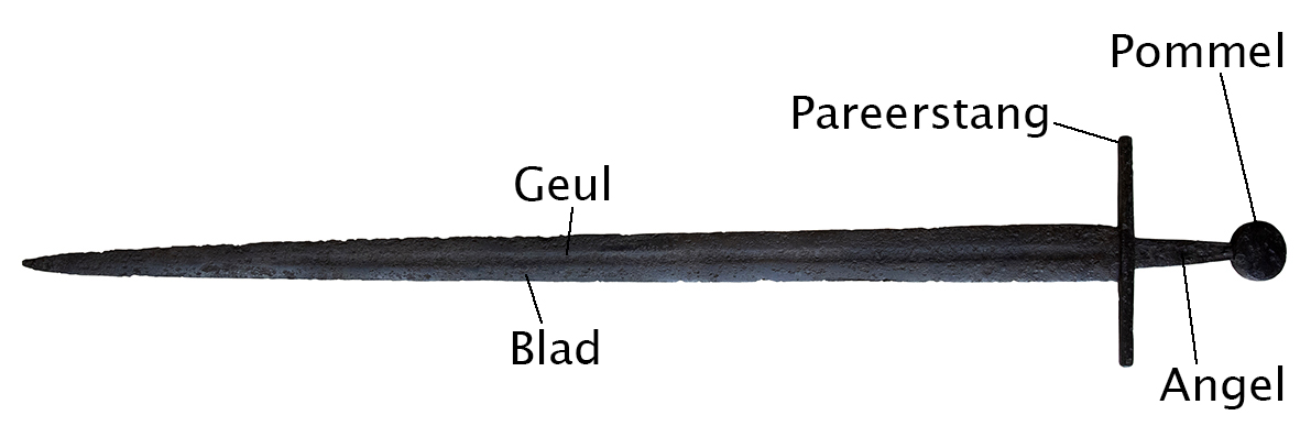 Afbeelding van het zwaard met daarop van links naar rechts aangegeven: het zwaardblad met daarin een geul, de pareerstang, de angel en de pommel.